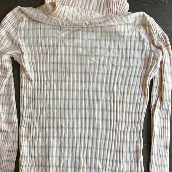 Peach, Gray, & Black turtlenecks - Picture 3 of 9